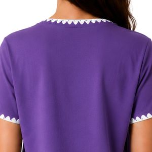 Camiseta de Mujer con Bordado Floral Morado, Ribete Blanco en Contraste, Cuello Redondo, Manga Corta, Estilo Casual, OEM, ODM, Ropa Personalizada - Product Image 6