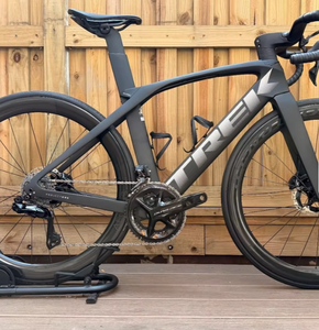 Bicicleta de Carretera de Carbono de Alto Rendimiento Madone SLR 9 Gen 6 52cm Dura-Ace Di2, Color Mate Humo Intenso *Lista para Entrega* - Product Image 1