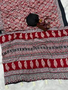 Sari traditionnel en soie crêpe imprimé avec de véritables broderies miroir, sari ethnique Ajrakh de créateur, sari en soie douce avec broderies miroir - Product Image 1