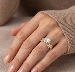 แหวนหมั้นเพชรโมอิสซาไนต์ทรงลูกแพร์ชุบทองคำ 14K แบบสั่งทำพิเศษ ดีไซน์ใบไม้เป็นช่อแบบเปิดประดับด้วยเพชรทรงมาร์คีส์แบบฝังขา - Product Image 6