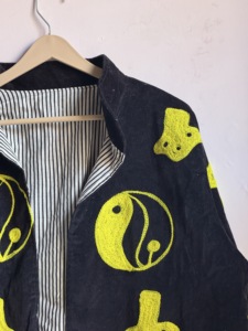 Veste en velours noir brodée avec des motifs de paix et de Yin et Yang |   Manteau bohème fait main pour festival |   Vêtements d'extérieur tendance hippie - Product Image 4