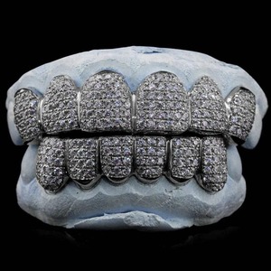 Grillz de Dientes con Diamantes de Moissanita de Excelente Calidad, Joyería Hip Hop con Brillo Brillante, Disponible para la Venta - Product Image 3
