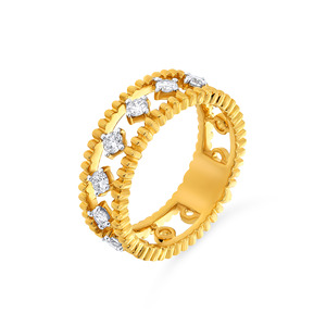 Bague exquise en or jaune 14 carats, ornée d'un éblouissant assortiment de diamants ronds dans un sillage ajouré orné. - Product Image 1