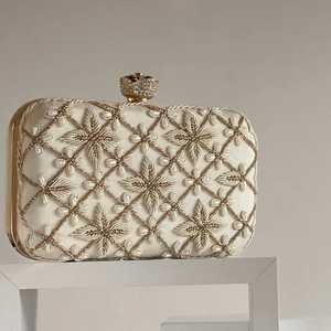 Pochette de soirée brodée de créateur, élégante et abordable, faite à la main pour femmes, idéale pour mariages, fêtes et festivals - Product Image 1