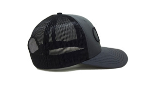 Gorra Deportiva de Malla Negra Estructurada de 6 Paneles con Bordado 3D Personalizado, Fabricada en Vietnam, de Alta Calidad para Ciclismo, Moda, Aire Libre y Uso Diario - Product Image 3