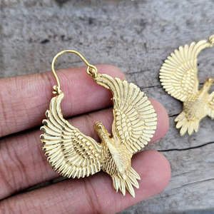 Boucles d'oreilles créoles aigle volant en or faites à la main, style tribal, bohème, ethnique, pendantes, pour femme, Hari Om Creations HOC - Product Image 1