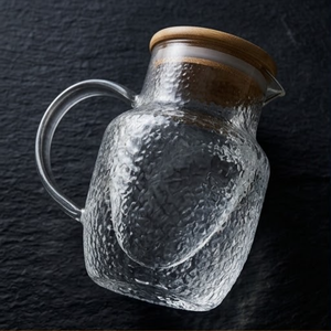 Ensemble carafe et sous-verre – Carafe en verre borosilicate martelé moderne, résistante à la chaleur, lavable, durable, légère, avec couvercle et poignée en bambou - Product Image 4