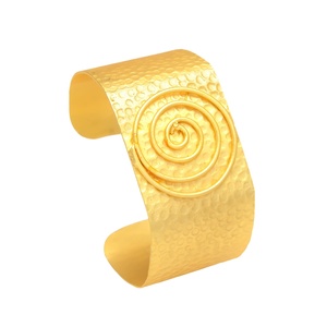 Espiral dorada Un brazalete impresionante con un diseño en espiral fascinante - Product Image 1