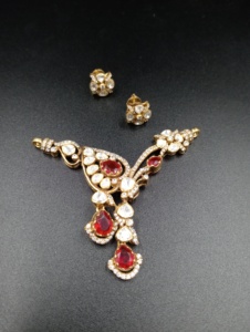 Conjunto de collar chapado en oro con piedras rojas y blancas, diseño de flor para mujer, estilo clásico de boda, diseño de dos colgantes. - Product Image 6