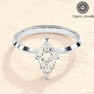 Bague de fiançailles et d'éternité classique pour femme en argent plaqué or rose avec moissanite taille coussin, sertie à griffes, certifiée IGI - Product Image 2