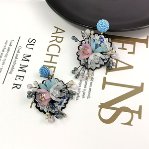 Boucles d'oreilles pendantes bohèmes brodées de fleurs, faites à la main avec perles de cristal, bijoux ethniques, clous d'oreilles en perles de rocaille pour costumes - Product Image 1
