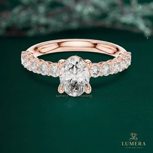 Anillo de Boda de Oro Sólido de 4 Puntas con Diamante Cultivado en Laboratorio de Corte Ovalado en Oro Rosa y Banda de Puntas Compartidas, Anillo de Novia Personalizado para Mujer - Product Image 2