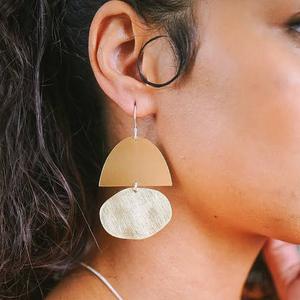 Boucles d'oreilles en laiton et argent, style ethnique, bijoux faits main, écologiques et durables - Product Image 1