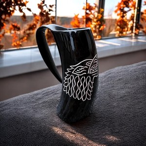 Tasse en corne de buffle naturelle polie avec poignée, imitation antique, objet de collection, présentoir en soie rouge - Product Image 5