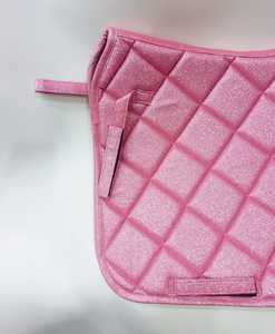 แผ่นรองอานม้าสีชมพูวิบวับหรูหรา ระบายอากาศได้ดี กันลื่น ผ้าห่มอานม้าแบบอังกฤษ คุณภาพพรีเมียม พร้อมลายควิลท์ อุปกรณ์ขี่ม้า - Product Image 4