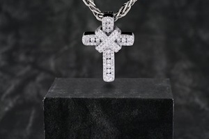Pendentif Croix de Luxe en Argent Sterling avec Moissanite Ronde, Pendentif Croix Glacée, Pendentif Jésus Royal Hip-Hop pour Femme et Homme - Product Image 2