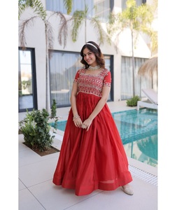 ชุดเดรสผ้าไหม HO แบบดั้งเดิมของอินเดีย ประดับด้วยเลื่อมและงานปักดิ้นทอง เหมาะสำหรับงานเลี้ยงฉลองและงานแต่งงานสำหรับผู้หญิง - Product Image 1