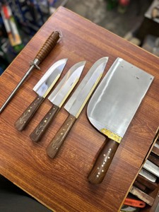 Ensemble de couteaux de boucher artisanal sur mesure en cinq pièces, lames en acier inoxydable, manches en bois, bord droit, ambidextre, avec étui en cuir - Product Image 6