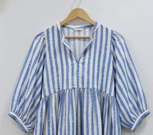 เดรสผู้หญิงผ้าฝ้าย 100% ลายมัดย้อมลายดอกไม้แบบวาดมือ คอวี แขนพอง ทรงเอไลน์ ความยาวปานกลาง |   ชุดทำงานที่เป็นทางการ ระบายอากาศได้ดี เป็นธรรมชาติ - Product Image 4