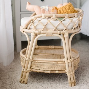 Le producteur fournit des accessoires pour poupées, des poupées en rotin faites à la main, des tables à langer miniatures. - Product Image 6