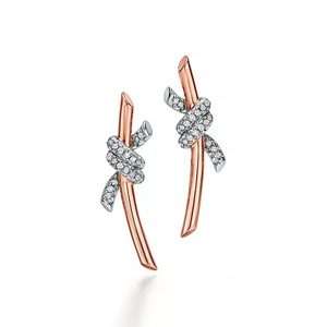 Pendientes colgantes con nudo de cinta dorada esculpida y diamantes redondos cultivados en laboratorio - Product Image 4