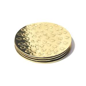 Ensemble de sous-verres en métal charmants avec une finition accrocheuse, contribuant à prévenir les traces d'eau, adaptés au service des boissons chaudes et froides. - Product Image 3