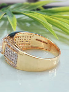 แหวนเพชรทรงปรินเซสคัทประดับเพชรข้างตัวในตัวเรือนทองคำเหลือง ออกแบบมาเพื่อความสง่างามเหนือกาลเวลา ให้ความเปล่งประกายและหรูหราอย่างคลาสสิกแต่โดดเด่น - Product Image 4