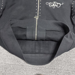 Conjunto Deportivo Personalizado de Alta Calidad con Sudadera Bordada y Pedrería, Pantalones Deportivos Negros con Cierre y Sudadera de 500 GSM, Ropa Urbana - Product Image 3