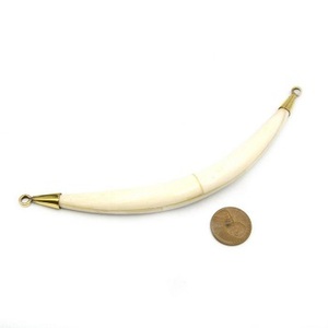 Colgante Artesanal Ecológico de Cuerno de Búfalo Curvo, Tono Dorado, Estilo Tribal Bohemio, Pieza de Arte Coleccionable FS - Product Image 1