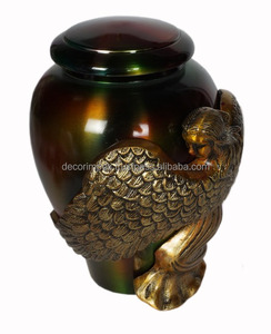 La urna de cremación de latón más vendida Latón con un acabado dorado pulido y envejecido y presenta un diseño de hoja grabado a mano. - Product Image 3