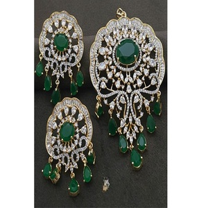 Precioso Juego de Collar con Colgante de Diseño en Acabado Dorado y Blanco de Primera Calidad con Aretes para Bodas y Fiestas, Colección para Mujer - Product Image 1