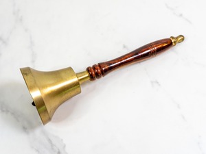 Campana de Mano de Metal Nueva con Sonido Nítido, Campana de Mano de Latón Dorado con Mango de Madera para Templo, Pooja, Adoración, Meditación, Yoga, Sanación - Product Image 3
