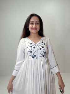 Robe longue plissée blanche bohème mignonne, col en V, brodée, manches trois-quarts, décontractée, pour la détente, respirante, 100% coton - Product Image 4