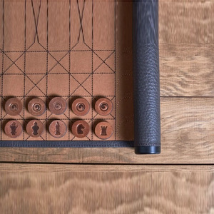 Plateau de jeu portable en cuir enroulable pour le jeu de la renarde et du canard, avec des pièces modernes et un design compact pour le divertissement familial en déplacement - Product Image 5