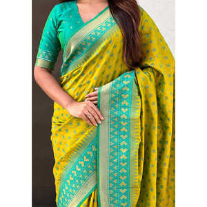 ผ้าไหมเนื้อนุ่มสีเขียวเมห์นดี ยี่ห้ออีลิท วีฟส์  ปักลายซารีแบบปาโตลา พร้อมลายแบนดานีแบบตัดกัน  ชุดราตรีสุดหรู น้ำหนัก 650 กรัม - Product Image 5