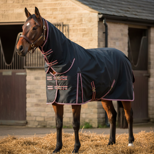 Manta de exterior para caballo negra con cobertura completa del cuello, ribete rojo y blanco, impermeable, transpirable, correas ajustables, acero inoxidable duradero - Product Image 1