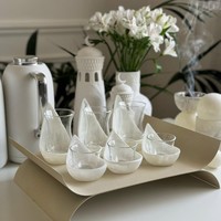 Plateau rectangulaire incurvé de style moderne. Plateau élégant en métal pour la présentation de desserts et pâtisseries, idéal pour la restauration de luxe et les buffets de mariage