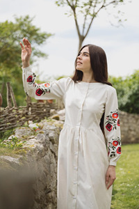 Elegante Vestido Vyshyvanka de Lino Hecho a Mano con Bordado Floral Rojo, Vestido Maxi Boho Chic de Manga Larga para Mujer - Product Image 5