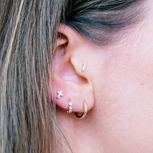 Pendiente de Oro Sólido de 14k con Cruz Pequeña y Diamantes, Venta al por Mayor Directa de Fábrica, Labret con Rosca Interna y Parte Trasera Plana - Product Image 3