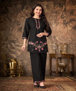 Robe décontractée traditionnelle pour femme en rayonne noire brodée, séchage rapide, style Inde-Pakistan, coupe régulière, longueur genou 86710 - Product Image 1