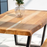 Table à manger en bois d'acacia Vandana Aureo Cresta avec un design contemporain solide et fait main