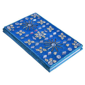 Cuaderno de diario azul brillante con cuentas, hecho a mano en India, de alta calidad, con bolígrafo para escritura personal y uso como regalo. - Product Image 1