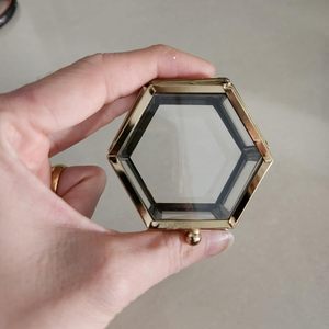 Boîte à bijoux hexagonale vintage Happishades en verre avec organisateur et support en laiton pour bagues et boucles d'oreilles, idéale pour offrir - Product Image 3