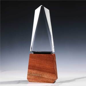 Trophées en cristal en forme de tour avec base en bois élégante pour équipement et accessoires de présentation - Product Image 4