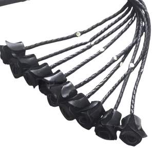 Flogger en véritable peau de mouton avec poignée lisse et arrondie, boucle en acier, largeur 2,5 cm, détection par aiguille, plusieurs cordons flexibles - Product Image 5