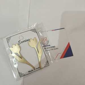 Pendientes de latón con diseño floral único y elegante, hechos a mano por artesanos indios, chapados en oro, con un aspecto de joyería de moda. - Product Image 3