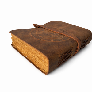 Diario de Cuero Ecológico Hecho a Mano Estilo Vintage con Tapa Grabada y Borde Irregular, Cuaderno Rústico Clásico para Viajes, Escritura y Dibujo - Product Image 1