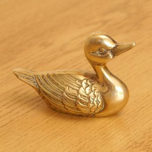 Figurine de canard en laiton, sculpture animale traditionnelle faite à la main, décoration de table, objet d'appoint pour salon - Product Image 1