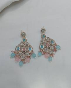 Parure de bijoux de mariée exquise en alliage plaqué or rose, avec collier ras-du-cou, boucles d'oreilles et Maang Tikka ornés de zircons et de pierres multiples, pour mariage et soirée - Product Image 4