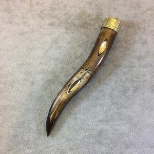 Colgante de Hueso de Buey Tallado a Mano con Diseño Floral, de Origen Ético: Marrón y Dorado con Detalles Blancos y Marrones |   Incrustaciones Tribales de Latón - Product Image 5